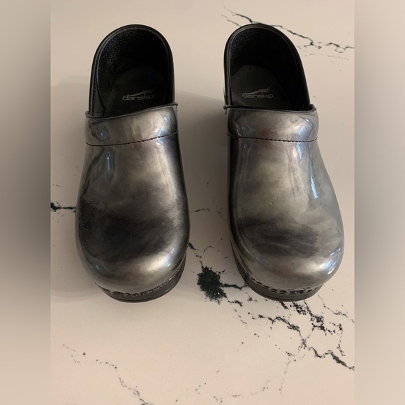 Dansko Women’s Clogs Silver (EU SIZE 39) NWOT - Picture 2 of 4